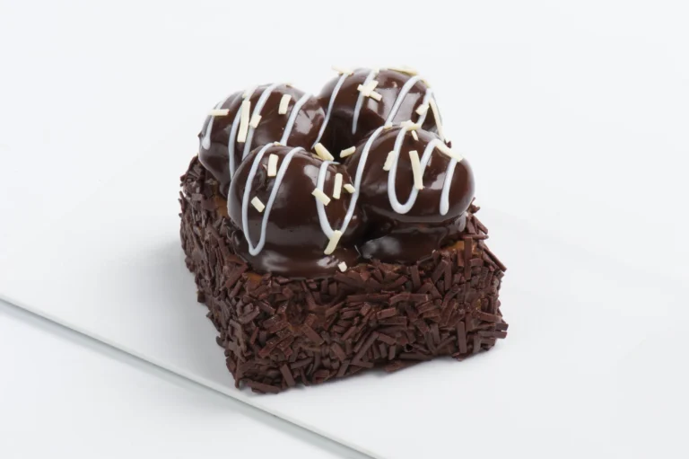 Siyah Profiterollü Mono Pasta